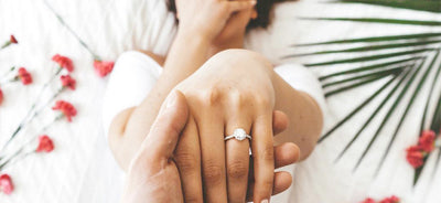 Por qué el anillo de compromiso va en el dedo anular