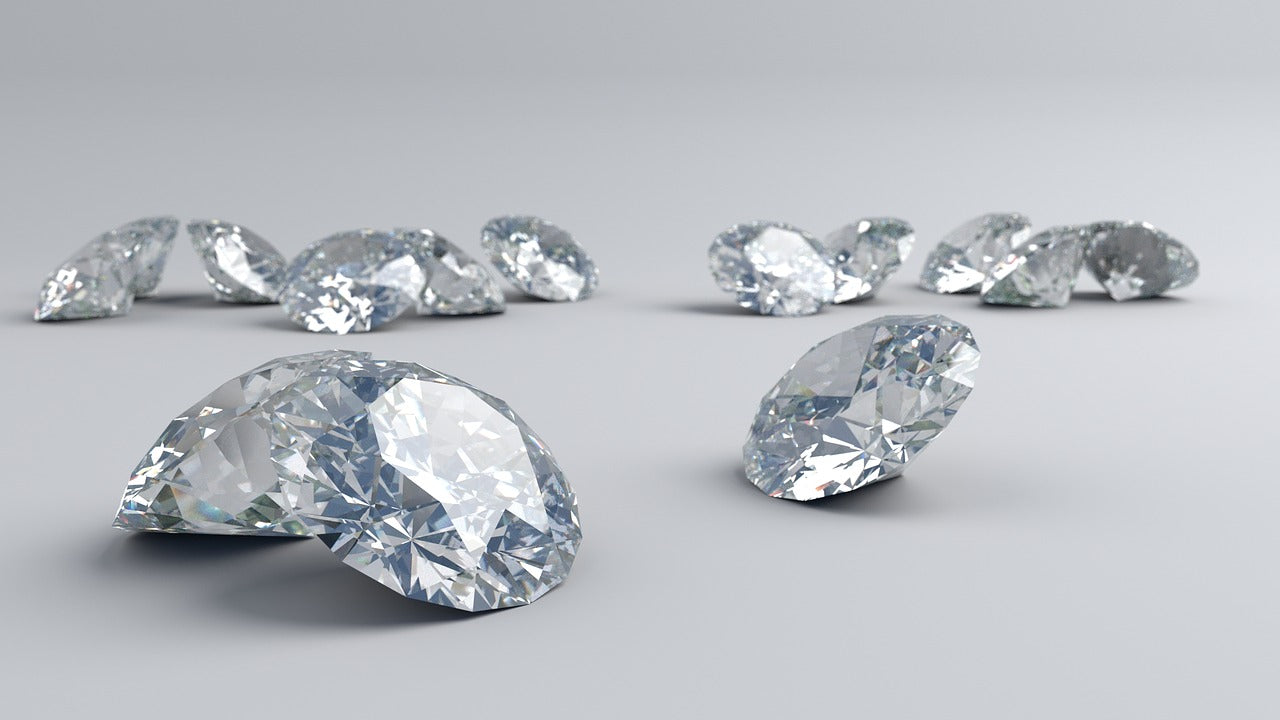 Diamantes sueltos sobre suelo